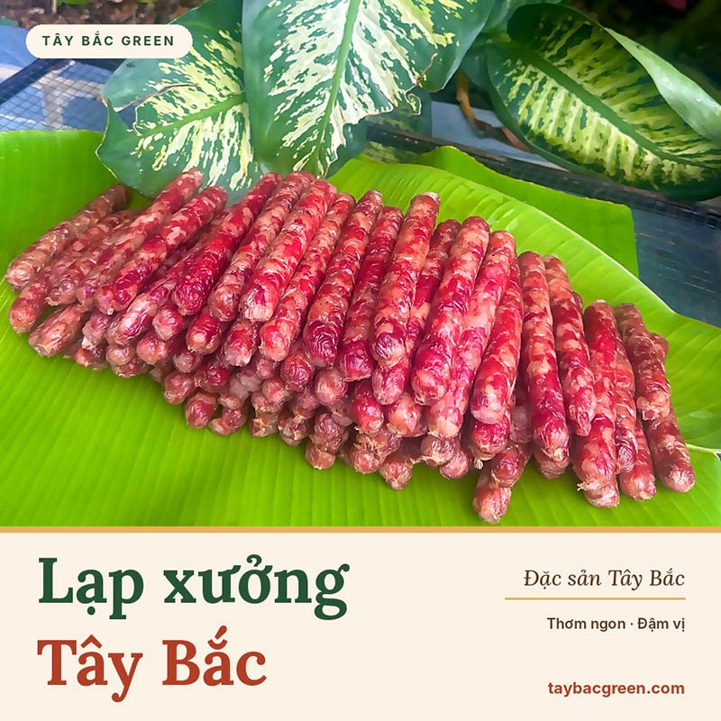 Lạp xưởng Tây Bắc Green xếp trên lá chuối xanh, màu đỏ tươi thơm ngon, đặc sản Tây Bắc